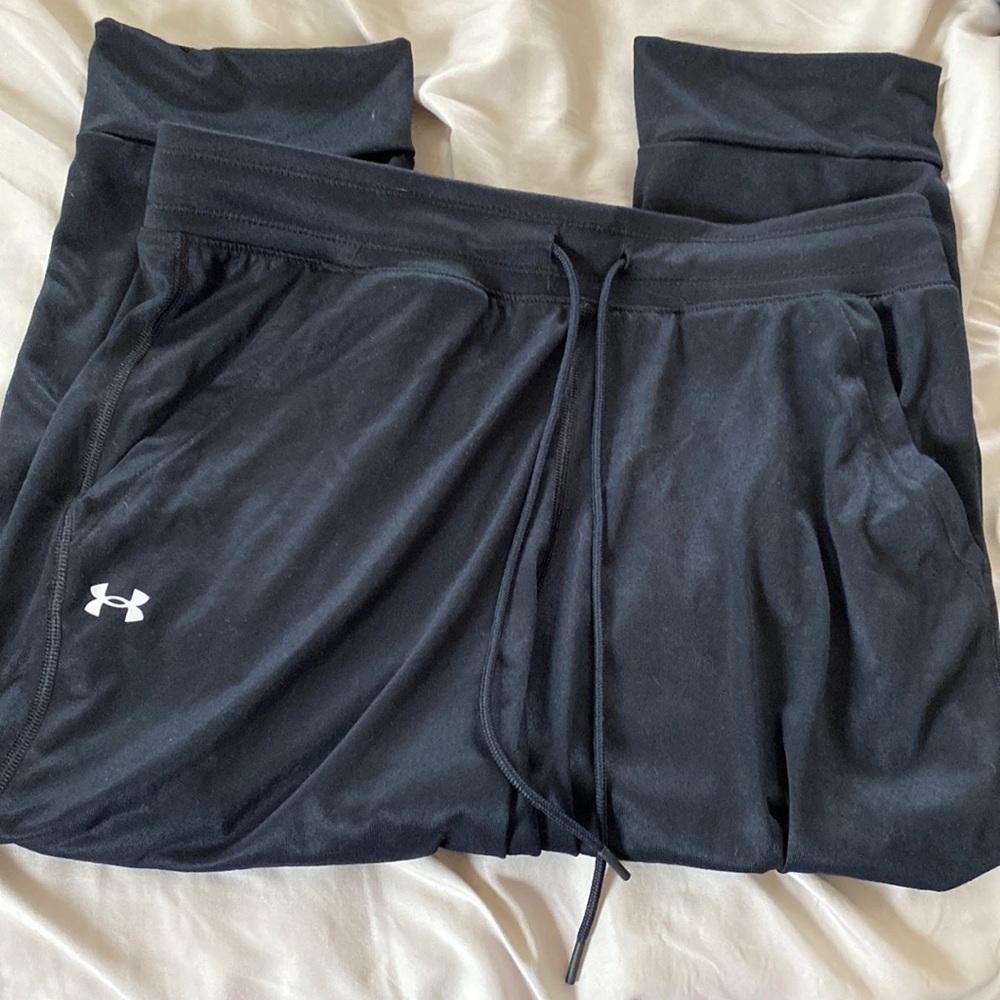 Women’s under armor, medium tech Capri NWT